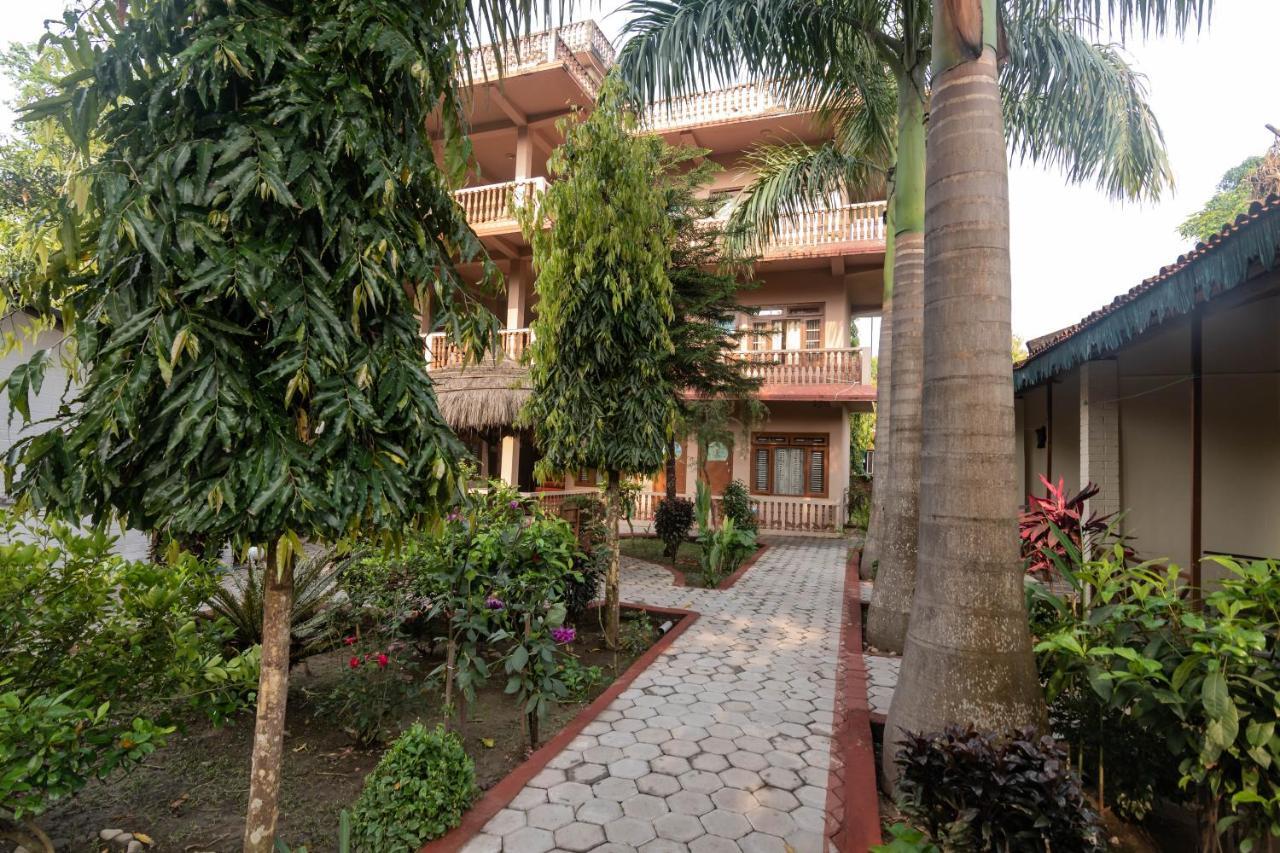 Eden Jungle Resort Sauraha Exteriör bild