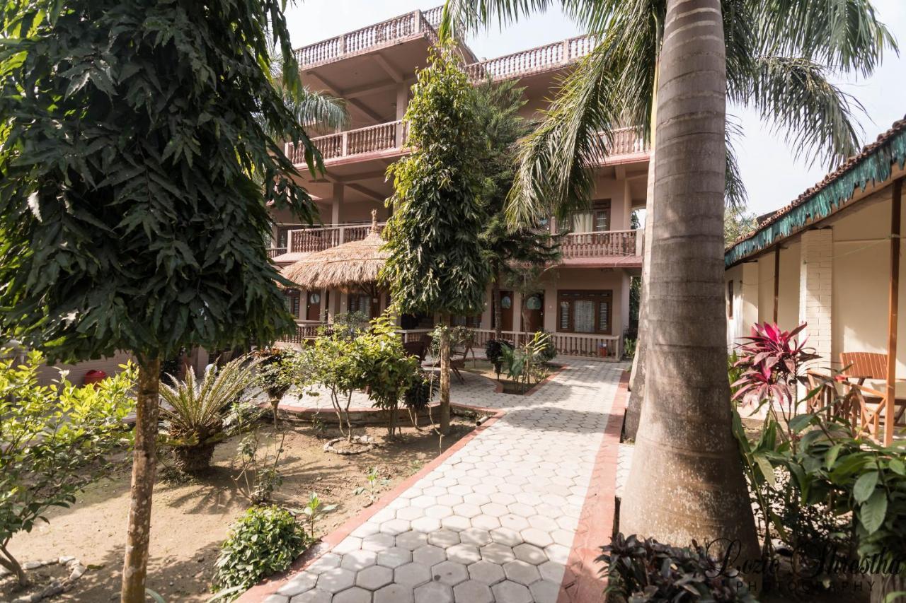 Eden Jungle Resort Sauraha Exteriör bild