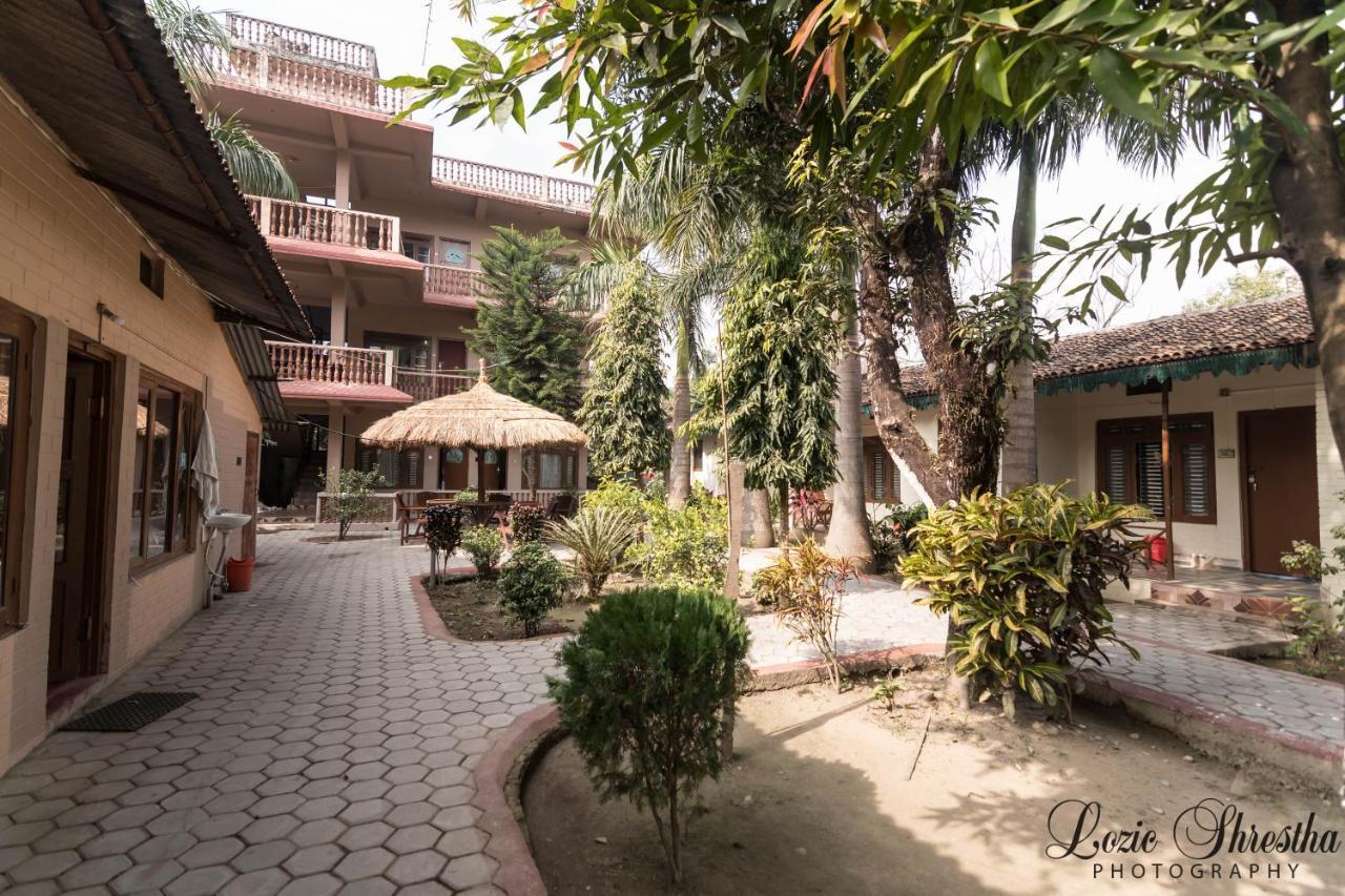Eden Jungle Resort Sauraha Exteriör bild